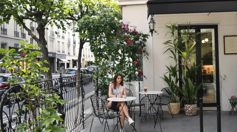 Ils poussent comme des champignons et menacent les bistrots de quartier : une ouverture par jour désormais